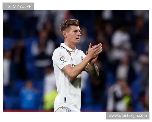 克罗斯在足球世界中的传奇之路与技术解析：从青涩少年到顶级中场巨星的成长历程